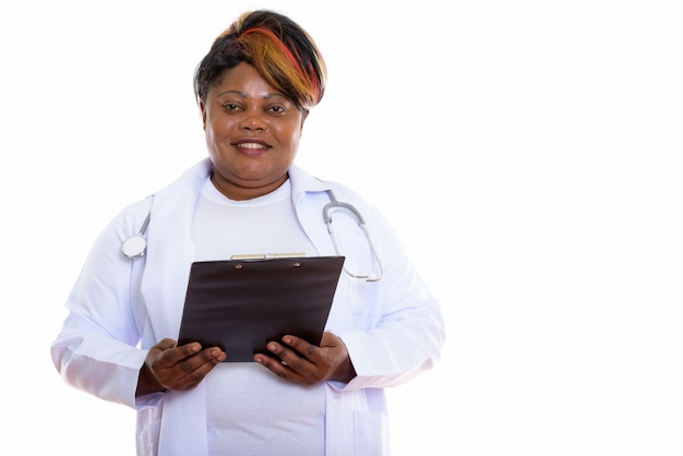 Studio shot di donna felice medico sorridente