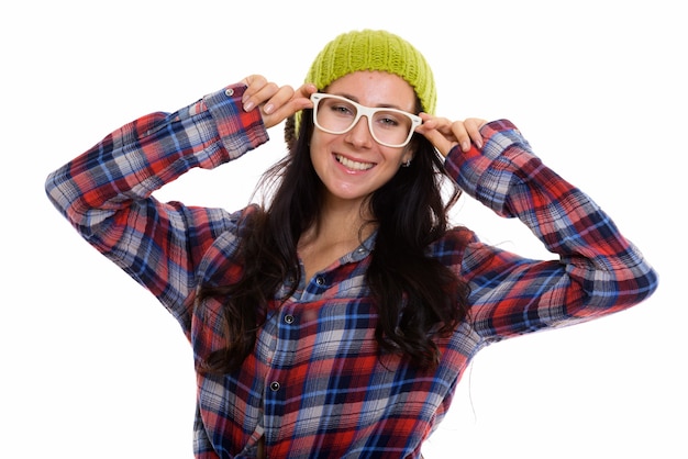 Studio shot di felice bella donna sorridente mentre indossa gli occhiali