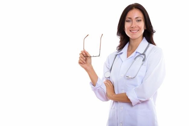 Studio shot di giovane donna felice medico sorridente tenendo gli occhiali