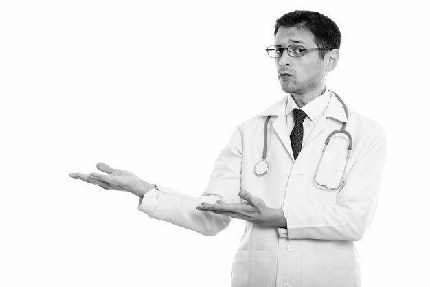 Studio shot di giovane uomo magro medico con occhiali isolati, in bianco e nero