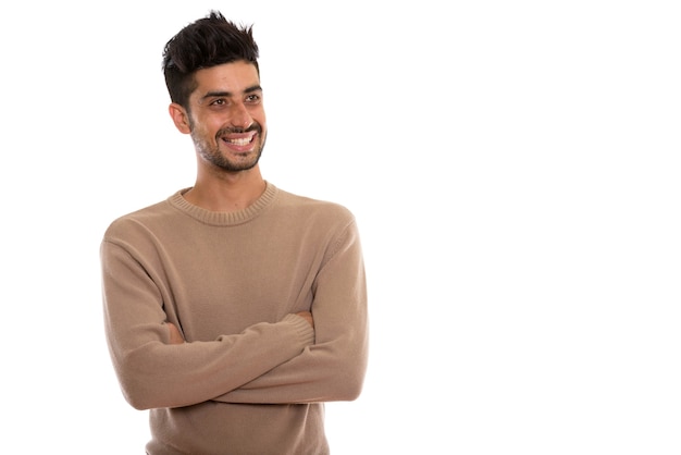 Studio shot di giovane uomo persiano felice sorridente e pensare con