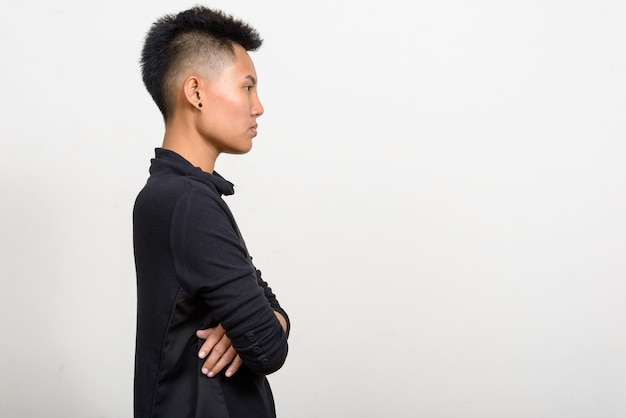 Studio shot di giovani asiatici donna lesbica con i capelli corti su sfondo bianco