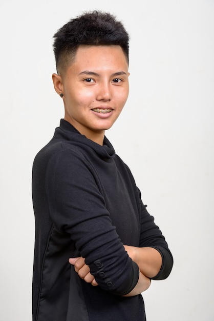 Studio shot di giovani asiatici donna lesbica con i capelli corti su sfondo bianco