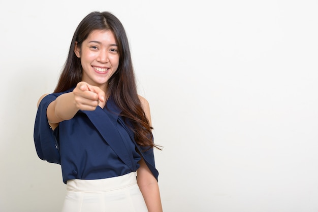 Studio shot di giovani belle asiatiche imprenditrice su sfondo bianco