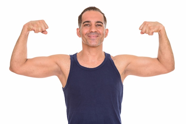 Studio shot di maturo bell'uomo persiano pronto per la palestra isolata su sfondo bianco