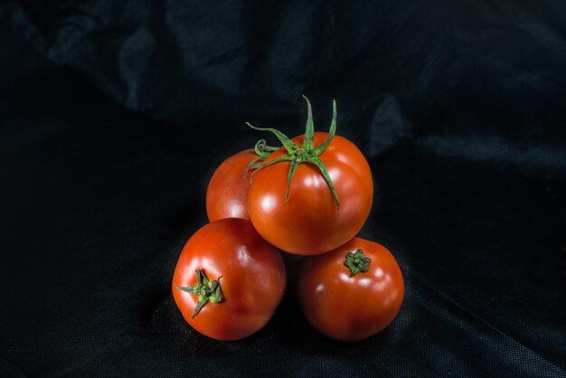 Studio shot di pochi pomodori su sfondo nero