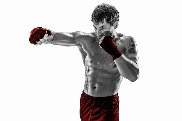 Studio shot di silhouette boxer che si allenano praticando jab su sfondo bianco rosso abbigliamento sportivo