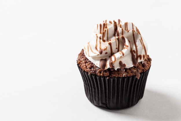 Studio shot di un cupcake, su uno sfondo bianco.