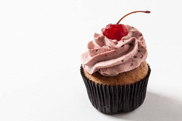 Studio shot di un cupcake, su uno sfondo bianco.