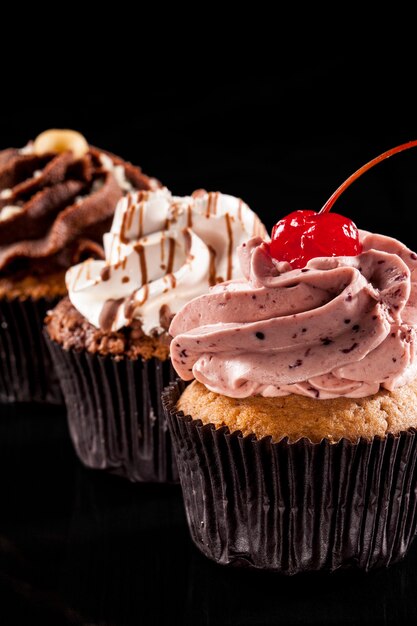 Studio shot di un cupcake, su uno sfondo nero.