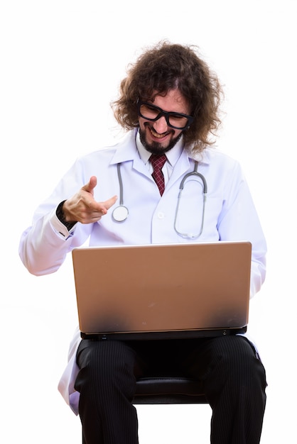 Studio shot di uomo felice medico sorridente durante l'utilizzo e di puntamento