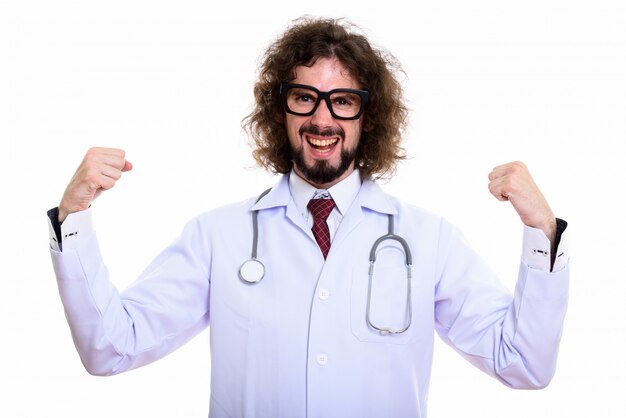 Studio shot di uomo felice medico sorridente mentre flette entrambe le braccia