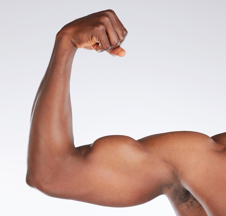 Foto studio uomo nero e flessibile con biceps per fitness muscolare e forte potenza con orgoglio per i risultati modello maschile di forza del braccio e bodybuilder su sfondo bianco per l'allenamento esercizio e obiettivi del corpo