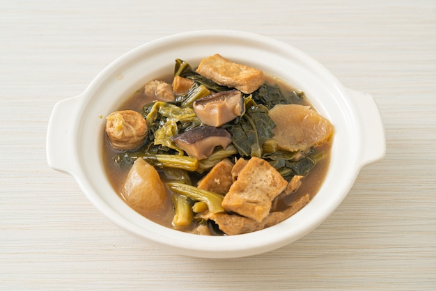 Stufato cinese di verdure con tofu o zuppa di verdure miste - stile alimentare vegano e vegetariano