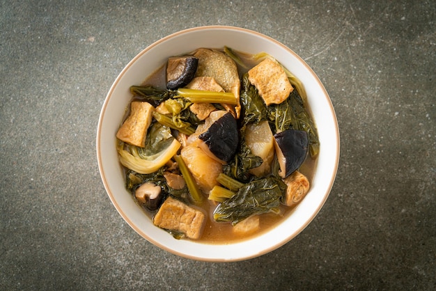 Stufato cinese di verdure con tofu o zuppa di verdure miste - stile alimentare vegano e vegetariano