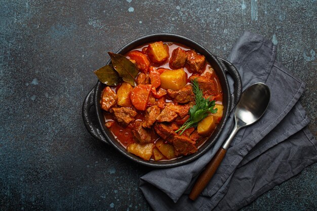 Stufato di carne di manzo con patate, carote e delizioso sugo