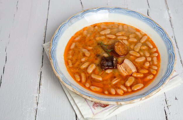 Stufato di fagioli con chorizo ​​e maiale