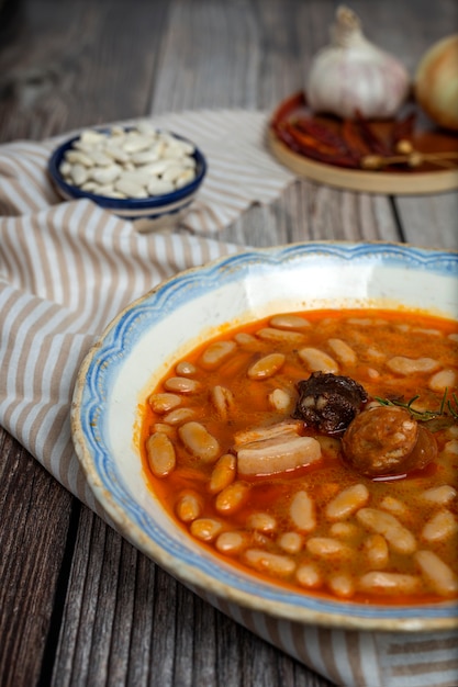 Stufato di fagioli con chorizo ​​e maiale