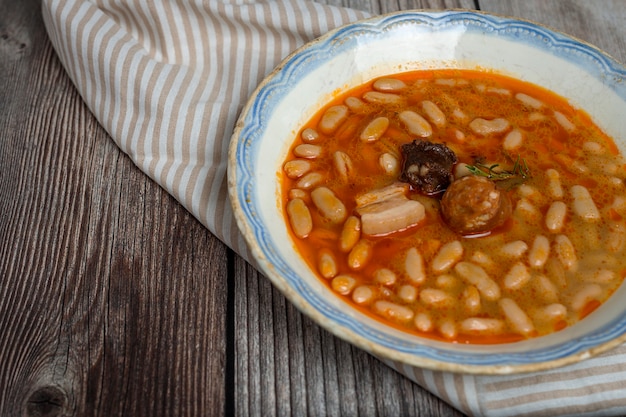 Stufato di fagioli con chorizo ​​e maiale