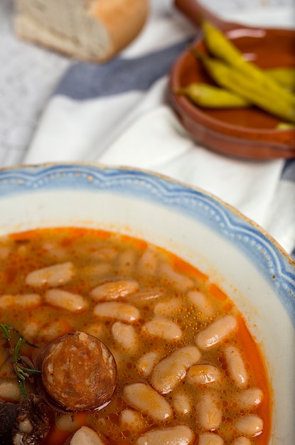 Stufato di fagioli con chorizo ​​e maiale