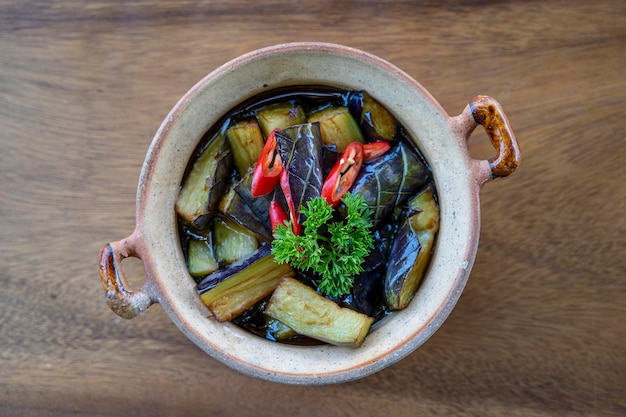 Stufato di melanzane e peperoni in salsa sul piatto da vicino