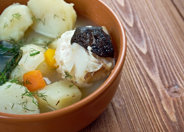 Stufato di pesce gatto del nord fresco con patate