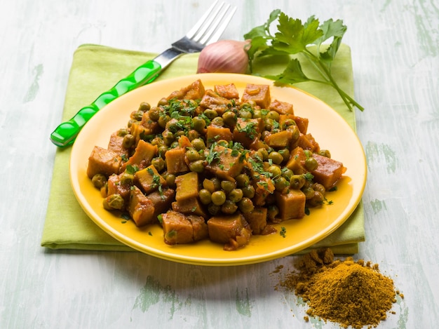 Stufato di seitan con piselli e cibo vegetariano al curry