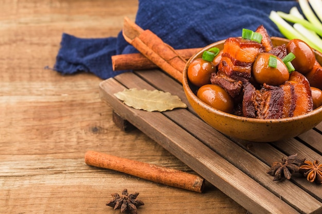 Stufato di uova di quaglia con pancetta (cibo cinese)