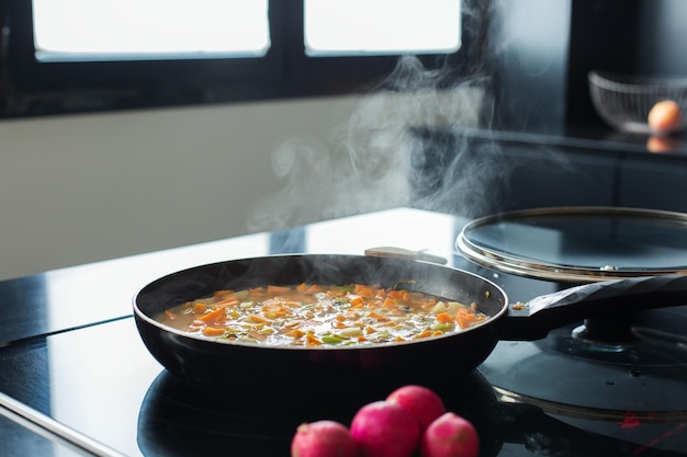 Stufato di verdure in padella nella cucina moderna