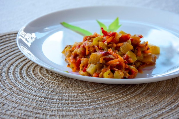 Stufato di verdure Ratatouille su una ricetta di cheto alimentare dietetico piatto