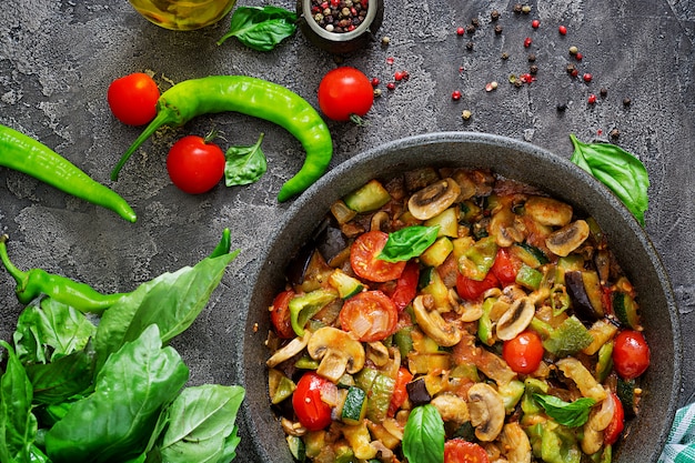 Stufato piccante in umido, peperone dolce, pomodoro, zucchine e funghi.