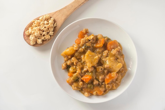 Stufato vegetariano patate e carote di semi di soia