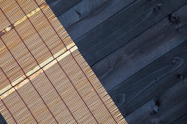 Stuoia di bambù sul tavolo di legno