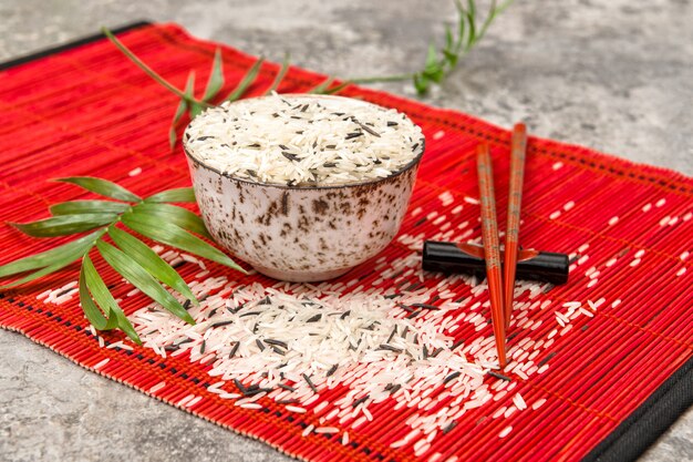 Stuoie di bambù rosse delle bacchette di riso. Cucina asiatica