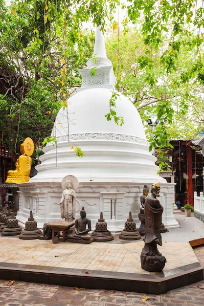 Stupa bianco al tempio di Gangaramaya a Colombo, Sri Lanka. Il tempio di Gangaramaya è un tempio buddista con un mix eclettico di architettura dello Sri Lanka, tailandese, indiana e cinese.