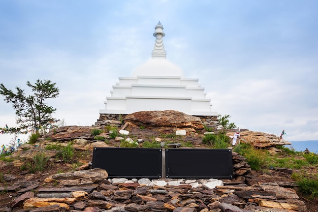 Stupa buddista all'isola di Ogoy sul lago Baikal. Ogoy è l'isola più grande dello stretto di Maloe More del lago Baikal.