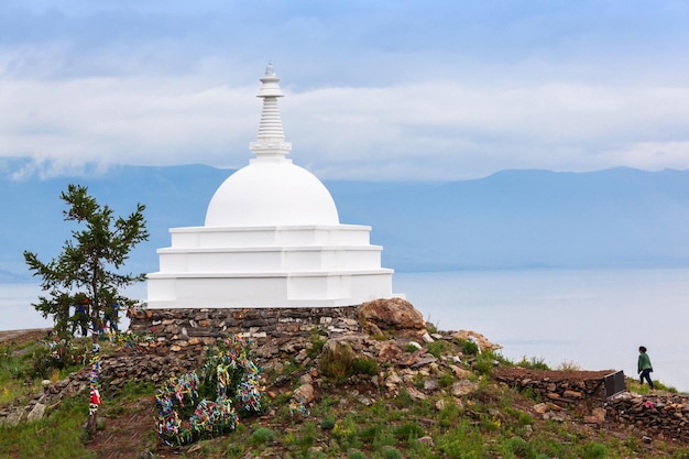 Stupa buddista all'isola di Ogoy sul lago Baikal. Ogoy è l'isola più grande dello stretto di Maloe More del lago Baikal.