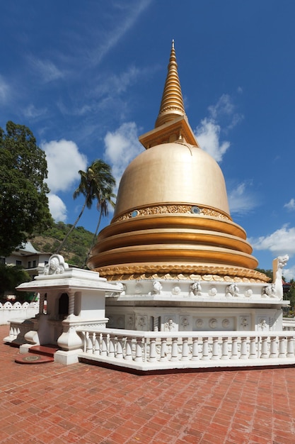 Stupa buddista di dagoba nel tempio dorato Dambulla Sri Lanka