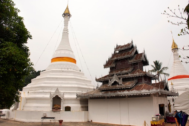 Stupa chedi e statua di buddha per thailandesi e viaggiatori stranieri viaggio visita respet pregare al tempio Phra That Doi Kong Mu mentre PM 25 Situazione polvere il 28 febbraio 2020 a Mae Hong Son Thailandia