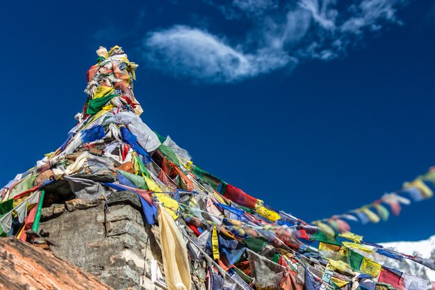 Stupa con pregare bandiere. Campo base dell'Annapurna