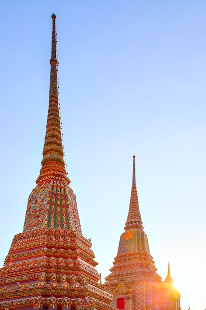 Stupa nel tempio Wat Pho a Bangkok al tramonto, Thailandia