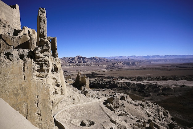 stupa nell'antico monastero tibetano