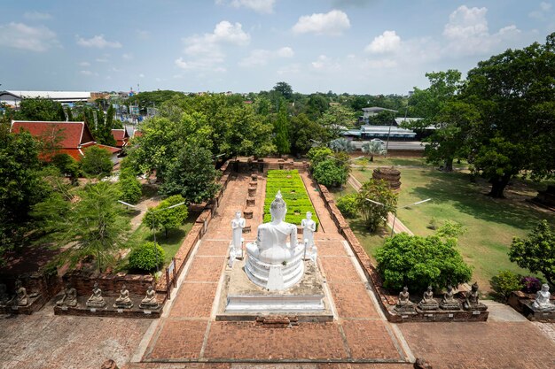 Stupa principale storico impressionante di tempio buddista di Wat Yai Chai Mongkhon nella statua bianca del buddha di Ayutthaya