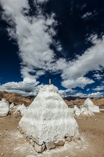 Stupas buddisti tibetani imbiancati a calce bianca. Valle di Nubra, Ladakh, India