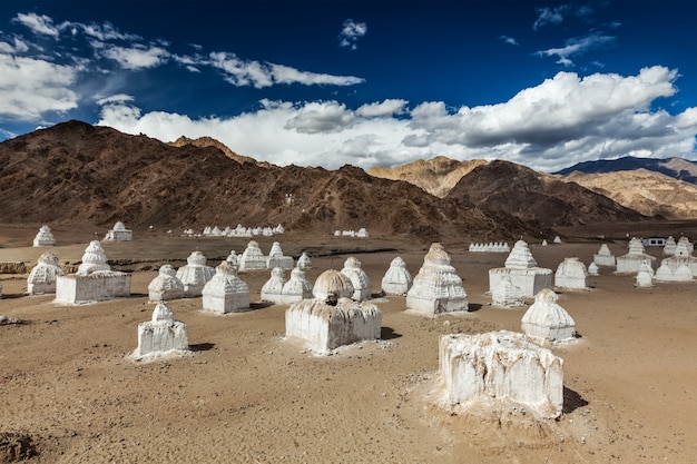 Stupas buddisti tibetani imbiancati a calce bianca. Valle di Nubra, Ladakh, India