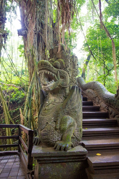 Stutue nella Sacra Foresta delle Scimmie, Ubud, Bali, Indonesia