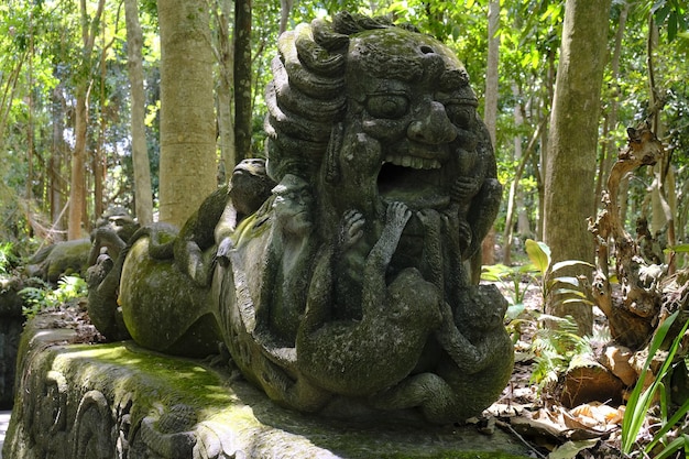 Stutue nella Sacra Foresta delle Scimmie Ubud Bali Indonesia