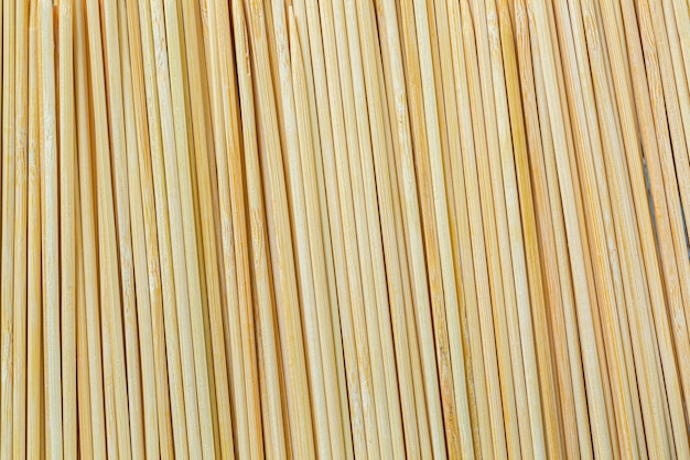 Stuzzicadenti di bambù su sfondo biancomacro bambù