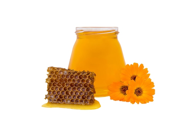 su fondo bianco, un vasetto con miele e tre fiori d'arancio con una botte di cera d'api