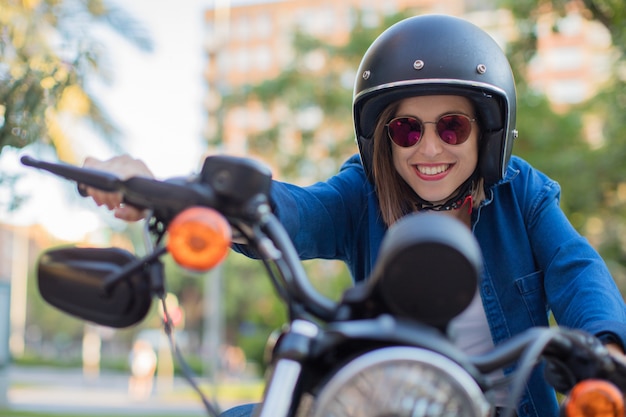 su una moto sorridente